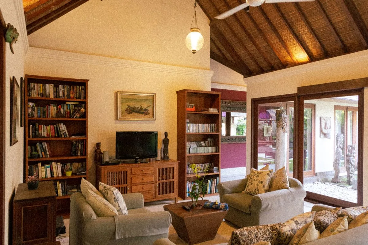 Le coin lecture du salon, sous la charpente traditionnelle — Suite Junior Vue Mer, Hôtel Olympe Libreville