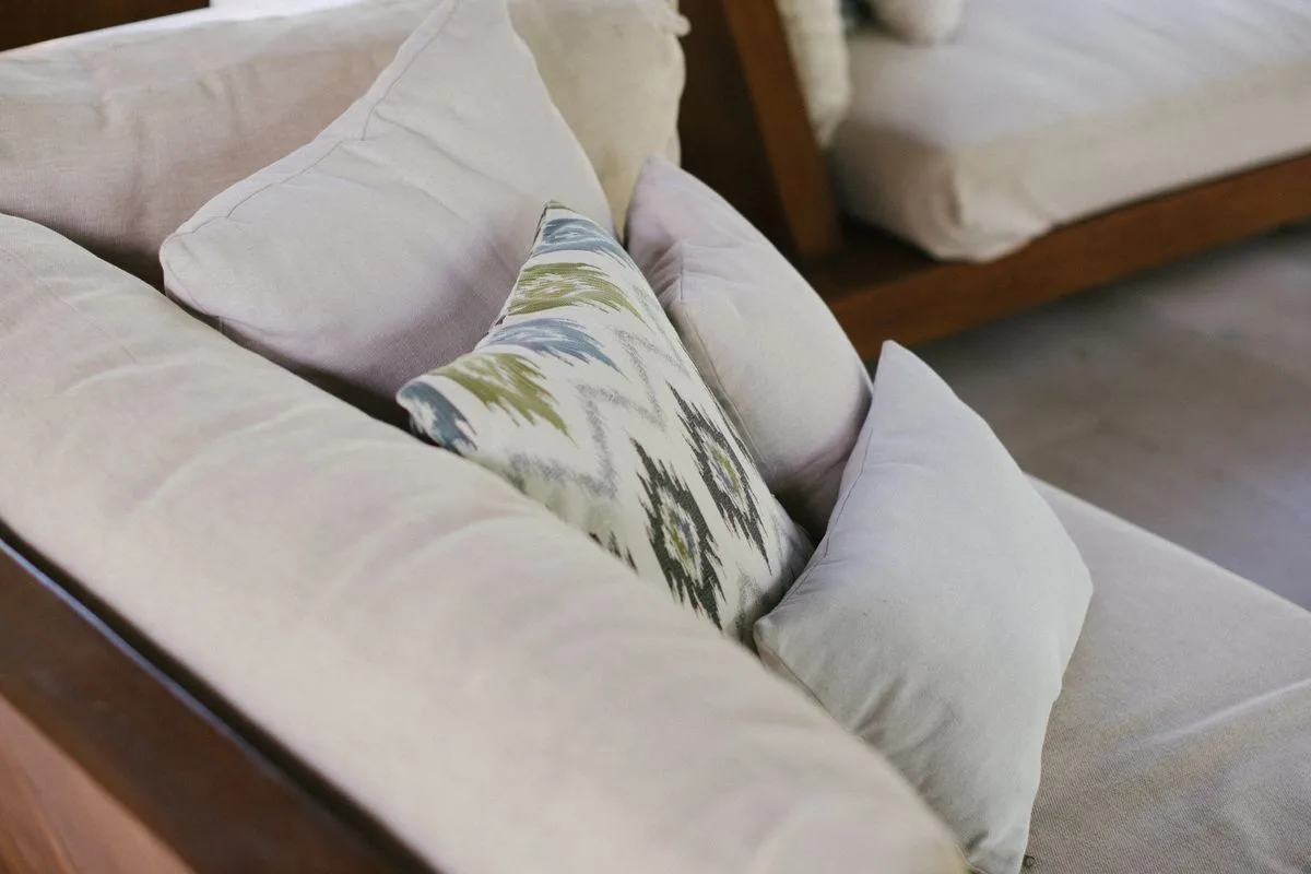 Détail des textiles en lin du salon — Suite Junior Vue Mer, Hôtel Olympe Libreville