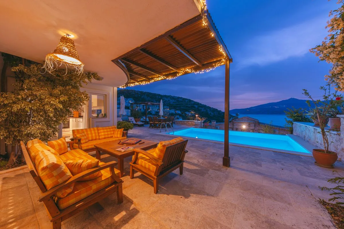Le salon extérieur au crépuscule, face à la baie — Suite Panoramique, Hôtel Olympe Libreville